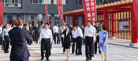 领导与嘉宾参观校园553.jpg